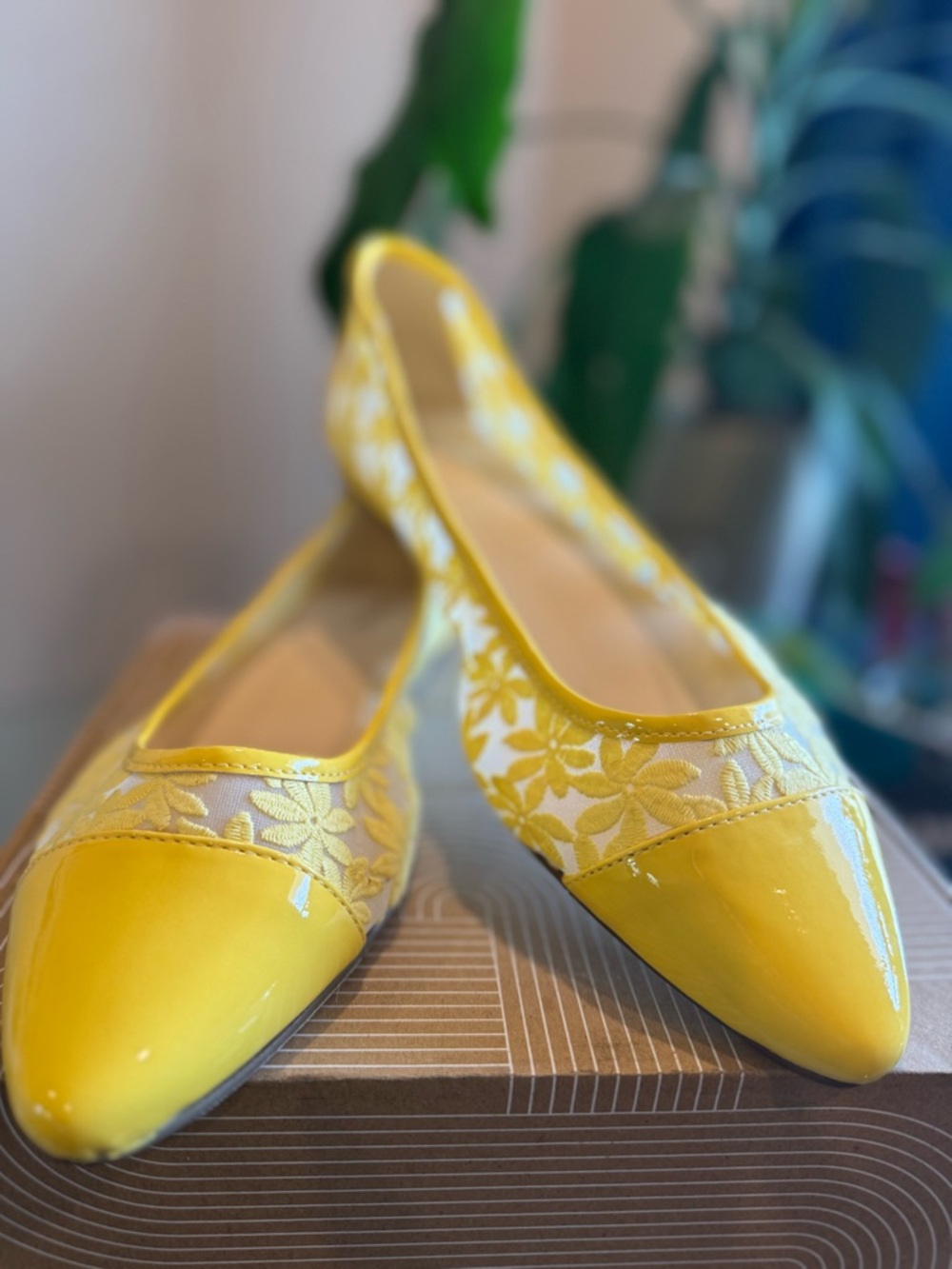 Nine West Yellow Floral Pointed Toe Flats 🌼✨ | Size 12